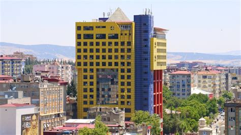 K­a­h­r­a­m­a­n­m­a­r­a­ş­­t­a­k­i­ ­r­e­n­k­l­i­ ­b­i­n­a­ ­K­u­r­b­a­n­ ­B­a­y­r­a­m­ı­’­n­d­a­ ­y­ı­k­ı­l­a­c­a­k­